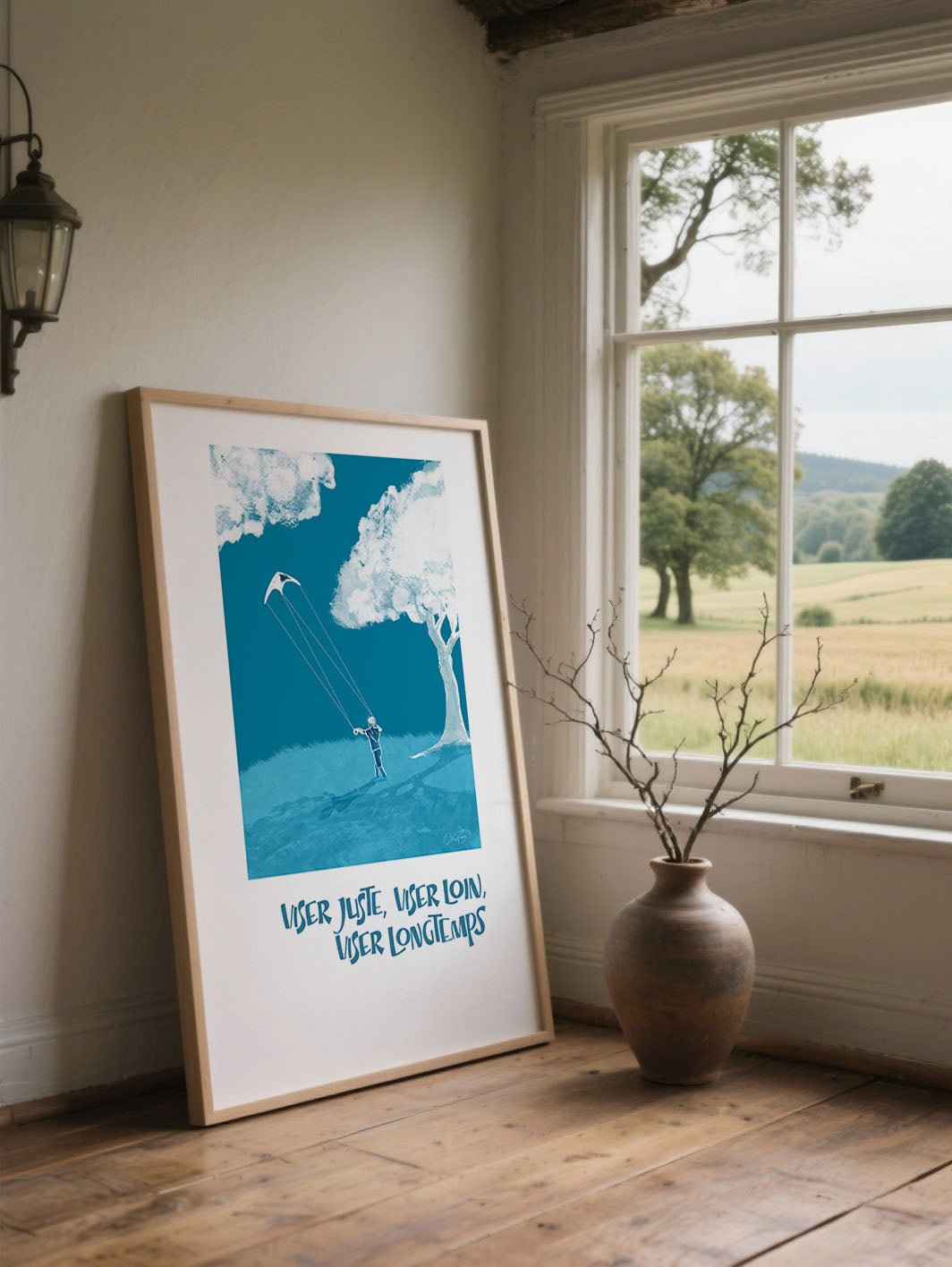 Affiche “Viser juste, viser loin, viser longtemps” posée contre un mur près d’une fenêtre donnant sur la campagne, ambiance naturelle et authentique.