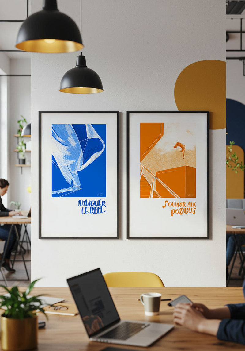 Affiches encadrées Naviguer le réel et S'ouvrir aux possibles de La Force des Caractères dans un espace de travail moderne avec suspensions dorées