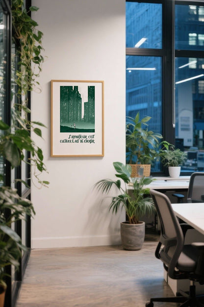 Affiche verte “S’appartenir, c’est cultiver l’art de choisir” accrochée dans un bureau moderne rempli de plantes.