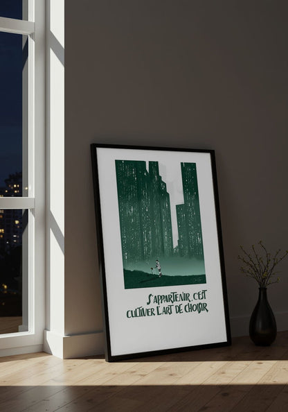 Affiche “S’appartenir, c’est cultiver l’art de choisir” posée au sol dans un loft moderne, éclairée par la lumière nocturne.