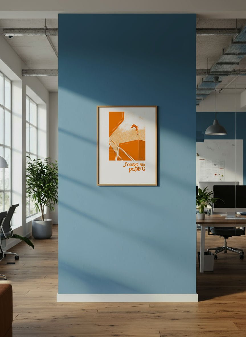 Affiche “S’ouvrir aux possibles” encadrée, accrochée sur un mur bleu dans un espace de bureau lumineux et moderne.