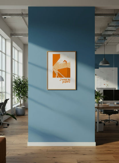 Affiche “S’ouvrir aux possibles” encadrée, accrochée sur un mur bleu dans un espace de bureau lumineux et moderne.