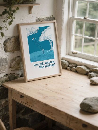 Affiche “Viser juste, viser loin, viser longtemps” posée sur un bureau en bois dans un intérieur en pierres avec vue sur la nature.